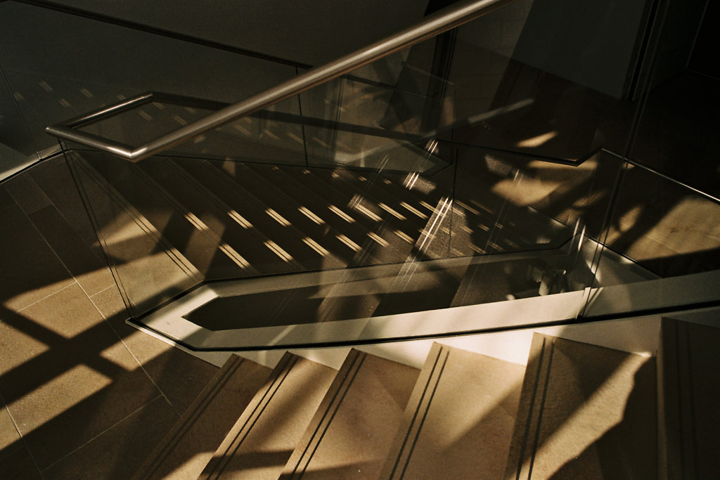 Escalier entre ombre et reflet